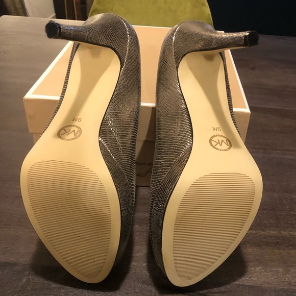 NIB Michael Kors platinum platform peep toe pumps - Picture 8 of 8